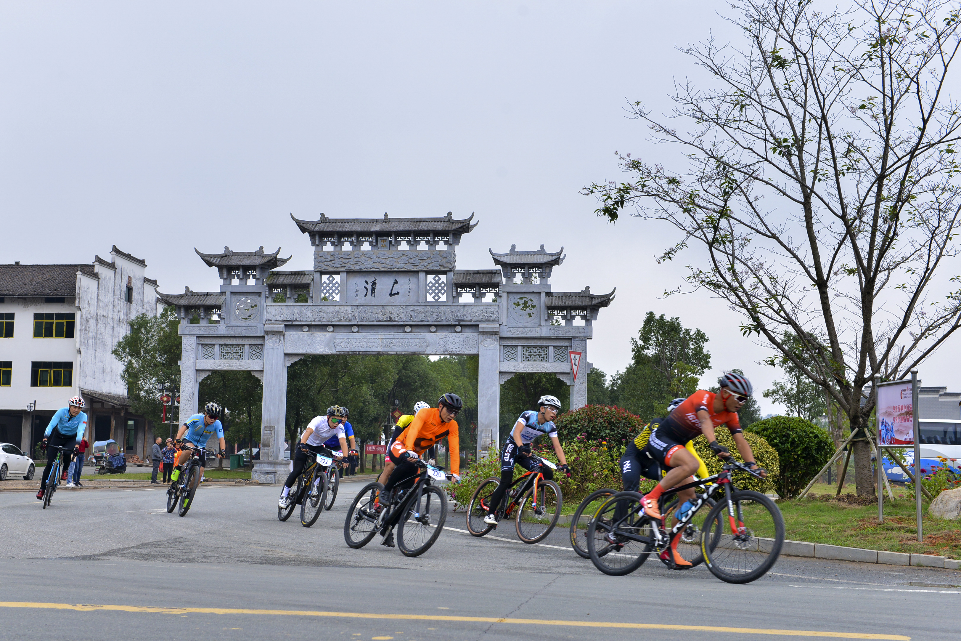 龍虎山上“龍虎斗”—2021環(huán)鄱陽(yáng)湖自行車(chē)精英賽鷹潭龍虎山站開(kāi)賽