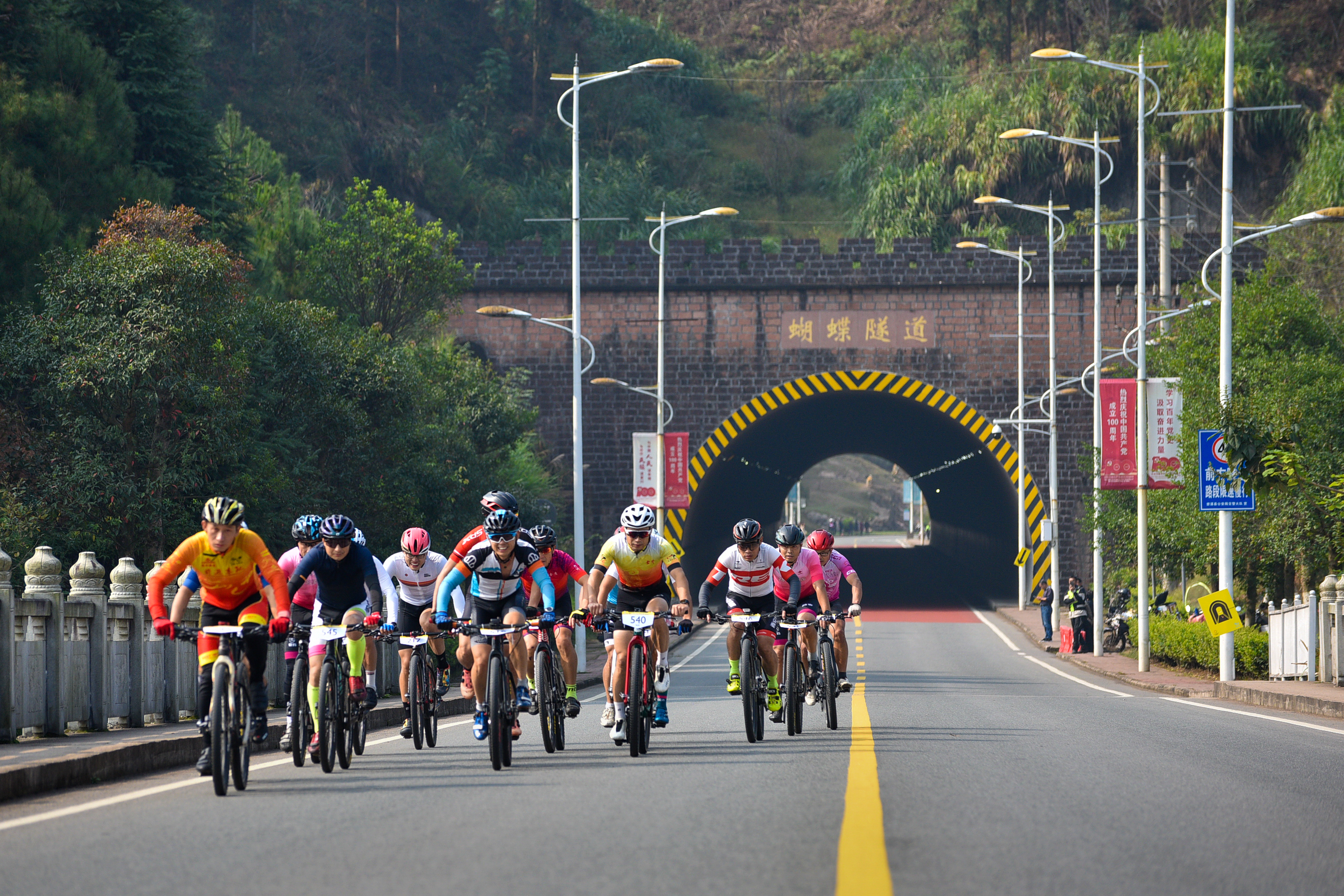 碧水青山勻疊翠 百騎逐云美景隨—2021環(huán)鄱陽(yáng)湖自行車(chē)精英賽撫州資溪站開(kāi)賽